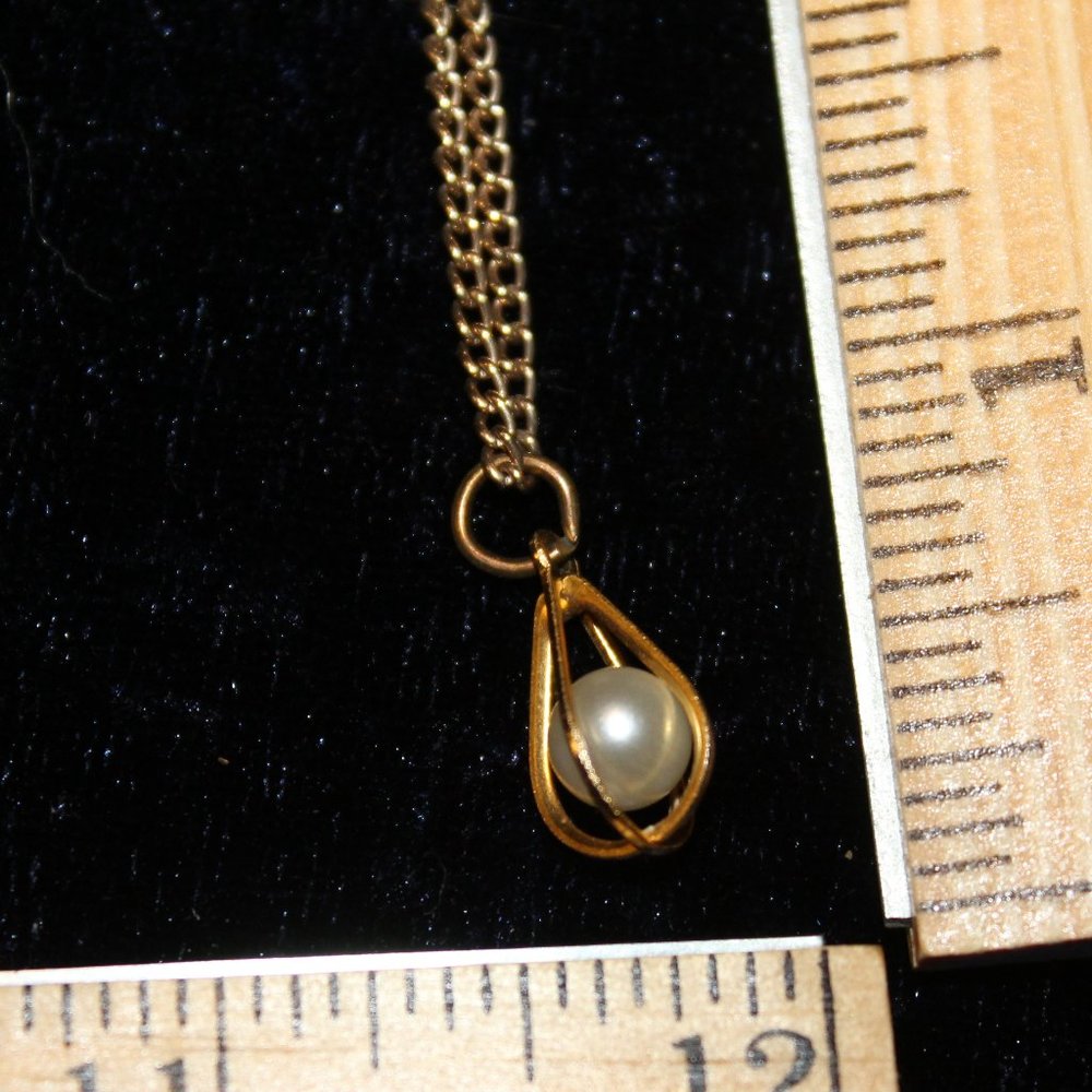 Tear drop caged pearl bead necklace